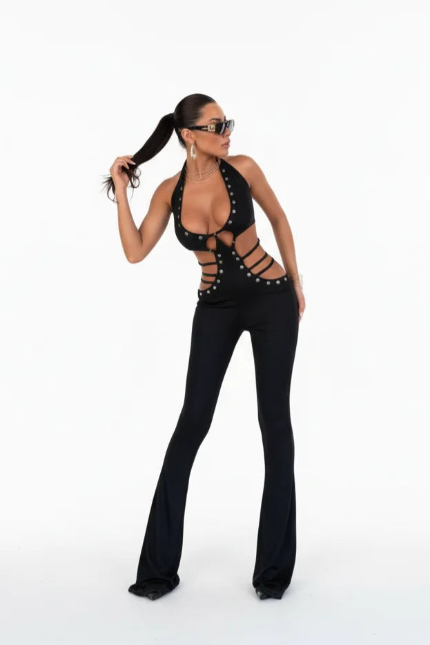 Salopetă Neagră Elegantă cu Decupaje și Aplicații Metalice