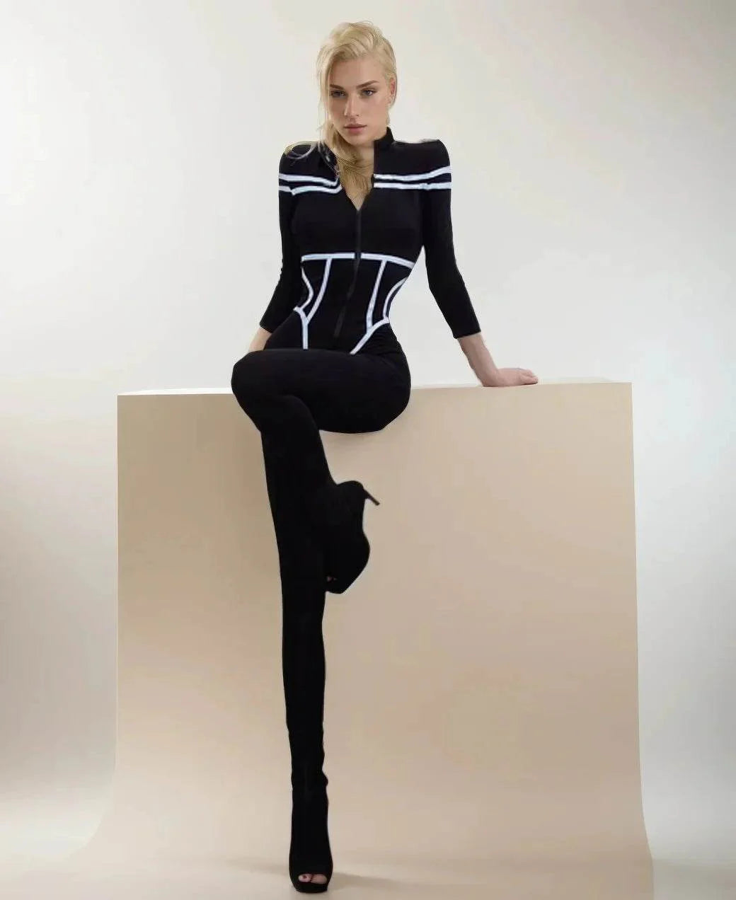 Salopetă Modelatoare Neagră cu Dungi Albe | Salopetă Sport cu Fermoar și Mâneci Lungi